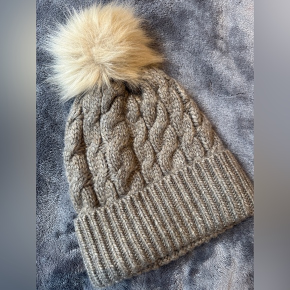 NWT A&F Cable Knit Beige Beanie Hat w. Faux Fur Puff Warm Cozy Heather Neutral - Picture 5 of 6